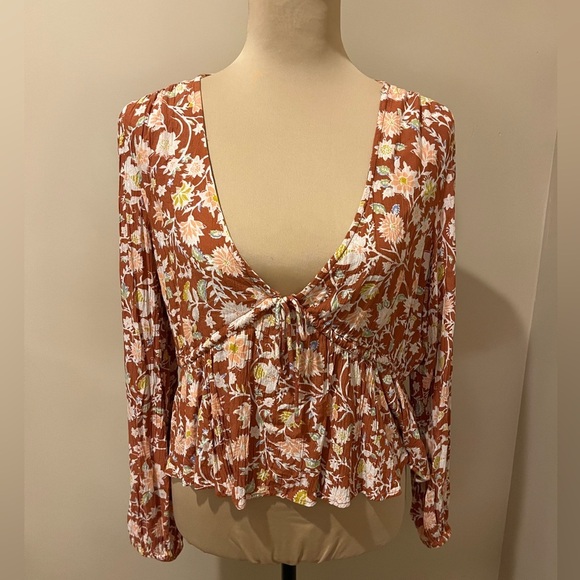 Time Goes By Cropped Peplum Deep V  Top in Red Clay Floral, size Large - Picture 3 of 9